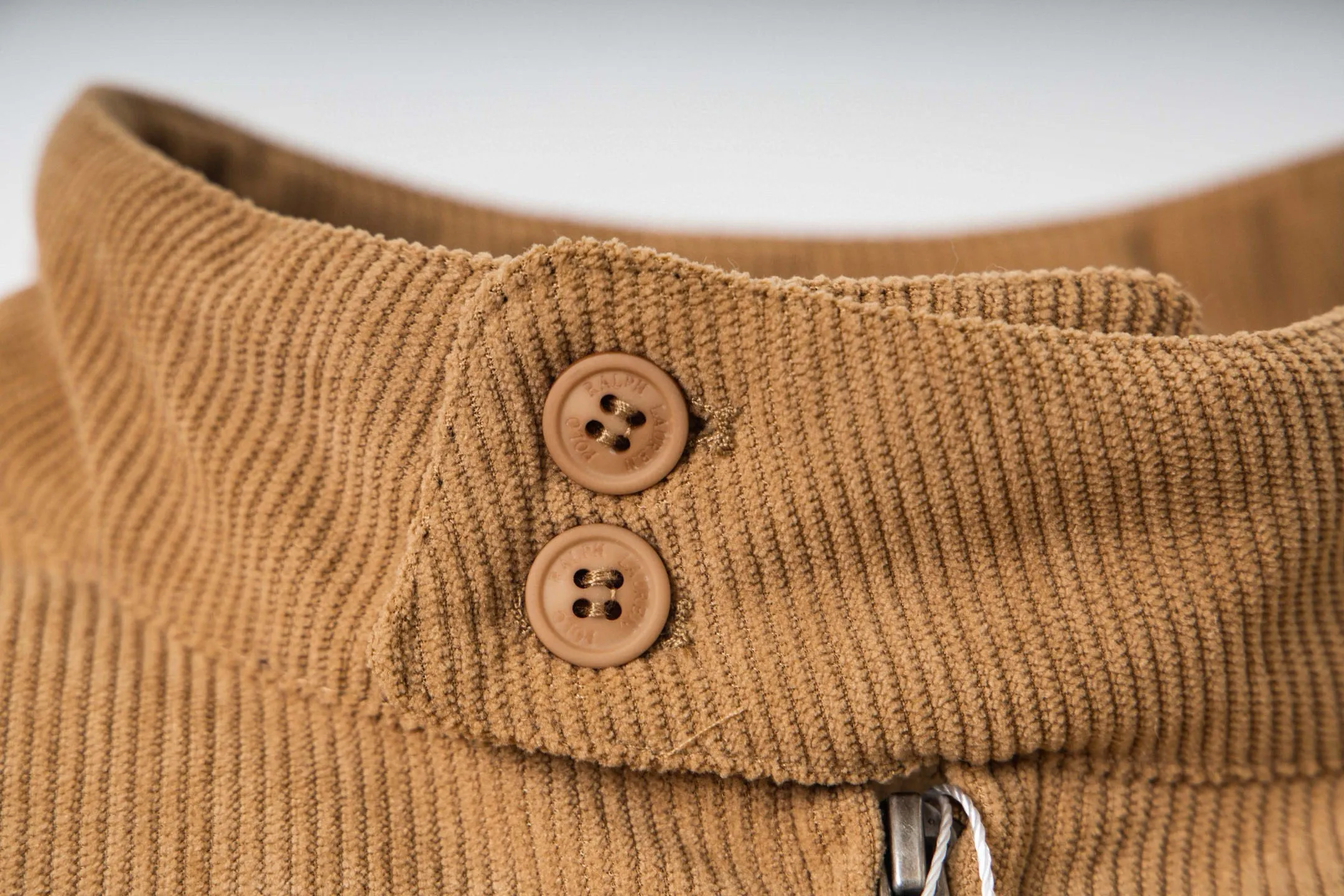 P330 Ralph Lauren/Ralph Lauren corduroy zipper cotton jacket. Ralph Lauren’s relaxed and high-quality feel must be this silhouette corduroy cotton jacket. It is really full of relaxed high-quality feeling. The silhouette design is not flattering to the figure. It can also be worn with a basic base to give a high-end feel. 🎻 The same style for couples. The actual product has thickness and can meet the needs of warmth. 🍂☀️